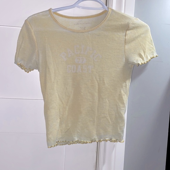 Yellow Shirt American Eagle - Picture 2 of 3